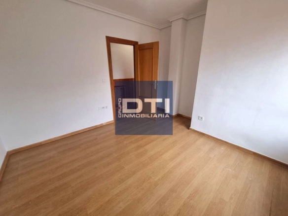 Imagen 2 de Dúplex amplio en San Pedro- Mortero. Con 5 dormitorios y 2 baños. Albacete