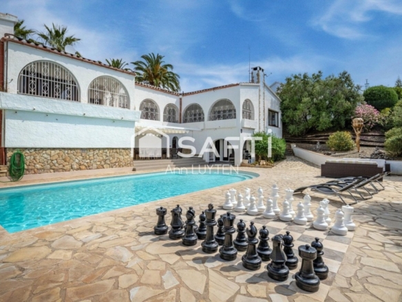 Imagen 1 de Villa en venta Roses con piscina y garaje