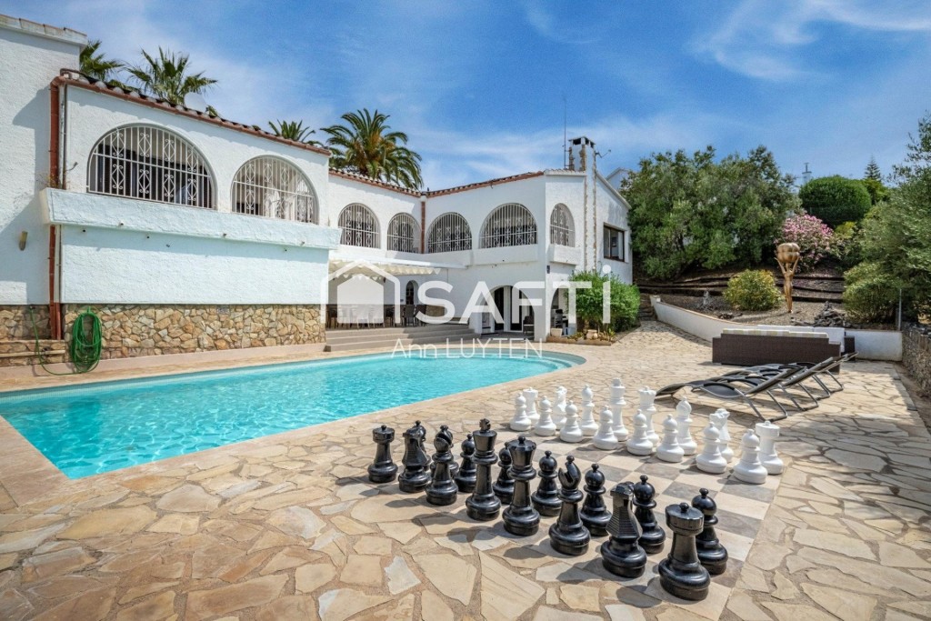Imagen 1 de Villa en venta Roses con piscina y garaje