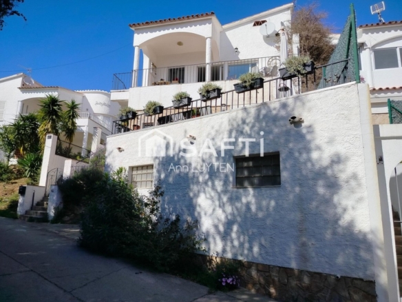 Imagen 1 de Casa en venta Mas Fumats Roses con garaje