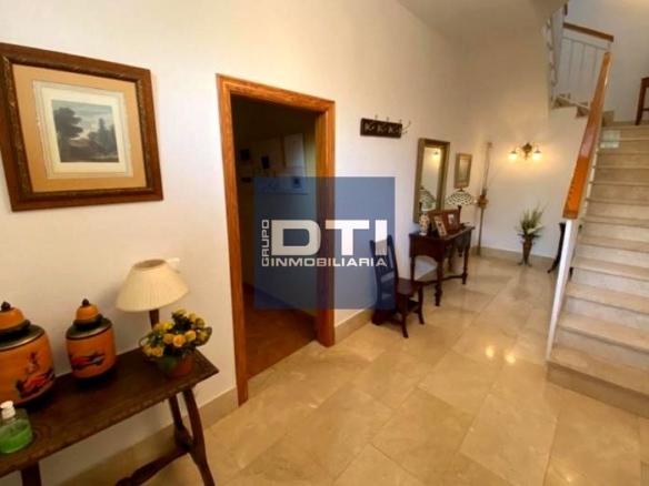 5 dormitorios patio y garaje. Aguas Nuevas. Albacete