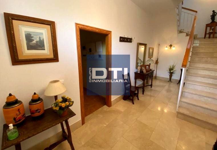 5 dormitorios patio y garaje. Aguas Nuevas. Albacete