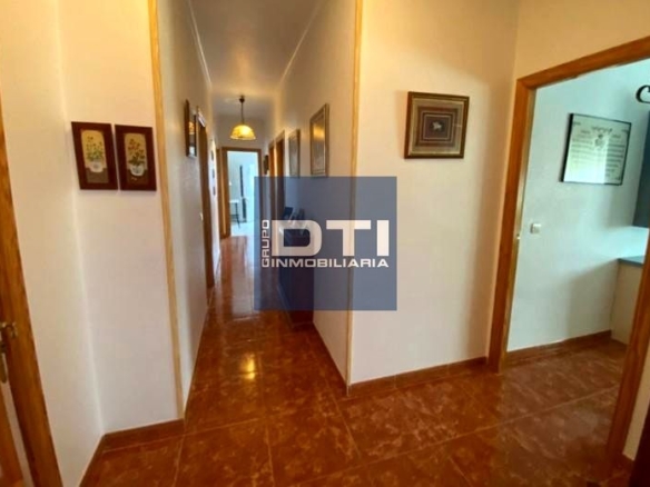 5 dormitorios patio y garaje. Aguas Nuevas. Albacete