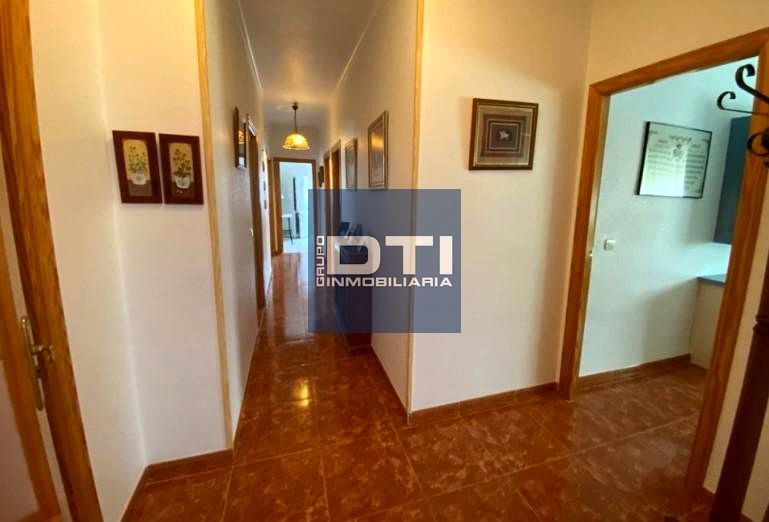 5 dormitorios patio y garaje. Aguas Nuevas. Albacete