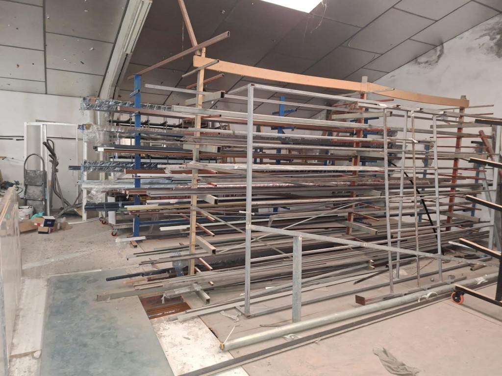 Imagen 2 de SE TRASPASA empresa de carpintería metálica en La Rinconada