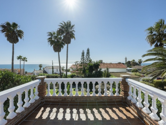 Imagen 2 de Chalet independiente con vistas al mar en El Faro de Mijas