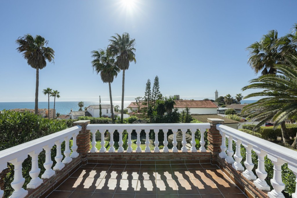 Imagen 2 de Chalet independiente con vistas al mar en El Faro de Mijas
