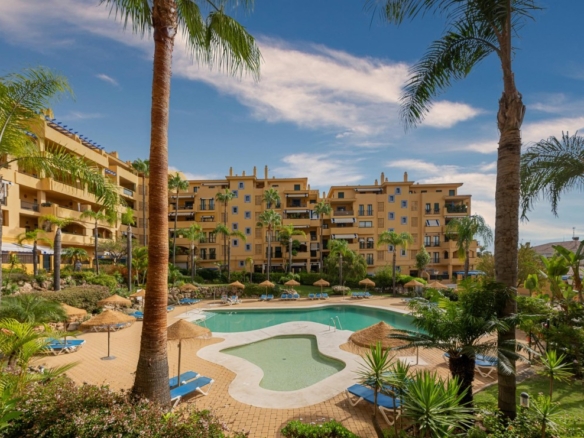 Imagen 2 de Exclusiva Rivera Estates – Piso con vistas al mar en Marbella