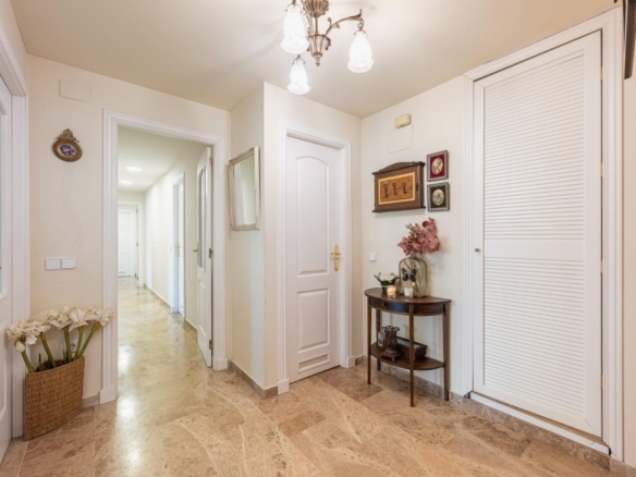 Imagen 3 de Exclusiva Rivera Estates – Piso con vistas al mar en Marbella