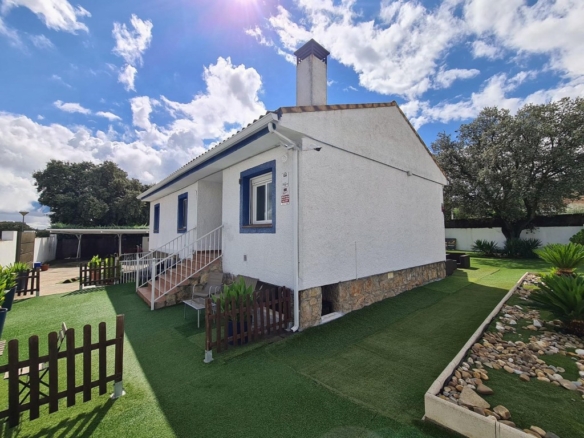 Imagen 2 de EN ALQUILER CHALET CON PISCINA Y JARDÍN EN LA RAYA DEL PALANCAR (VILLANUEVA DE LA CAÑADA-MADRID).