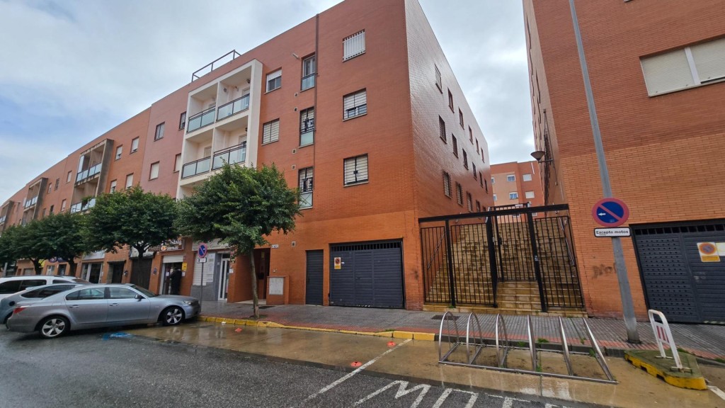 Imagen 1 de Se venden dos amplas plazas de garaje en Dos Hermanas (cada una: 6.750€)