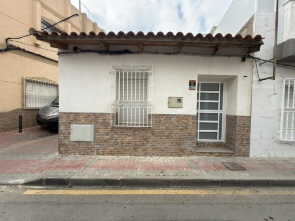 por parte del equipo de Fincas Urci! ¡Tu Refugio de Sueños en Águilas! ?️? ¡Con posibilidad de ampliar la vivienda en la 1ª planta!