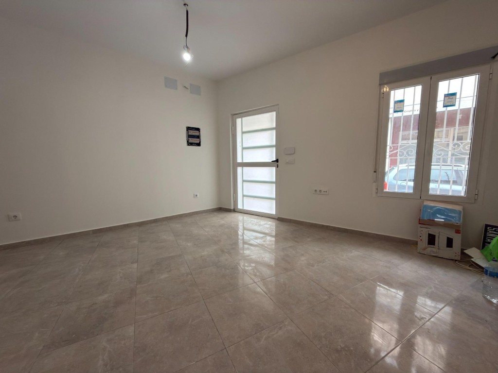 por parte del equipo de Fincas Urci! ¡Tu Refugio de Sueños en Águilas! ?️? ¡Con posibilidad de ampliar la vivienda en la 1ª planta!