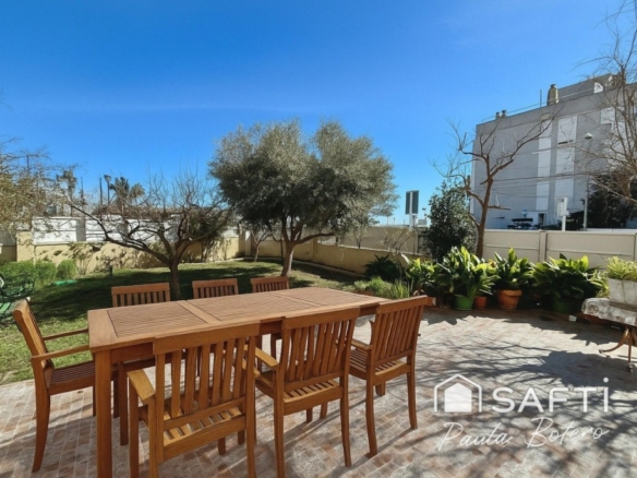 Imagen 1 de Impresionante bajos en segunda linea de mar con jardín privado de 329 m2