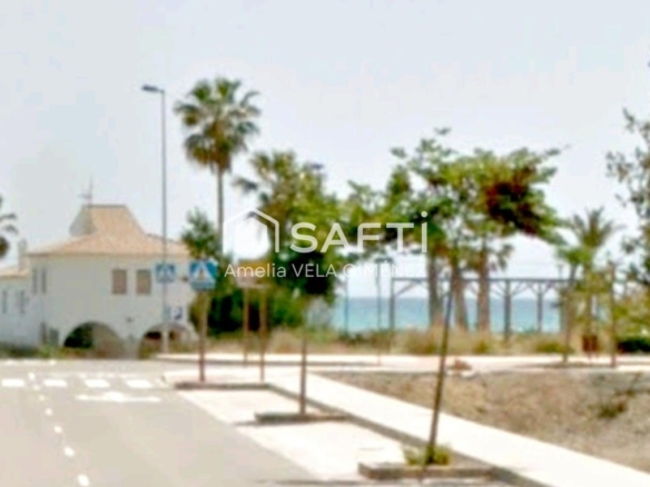 Imagen 4 de Solar urbano esquinero en segunda línea de playa