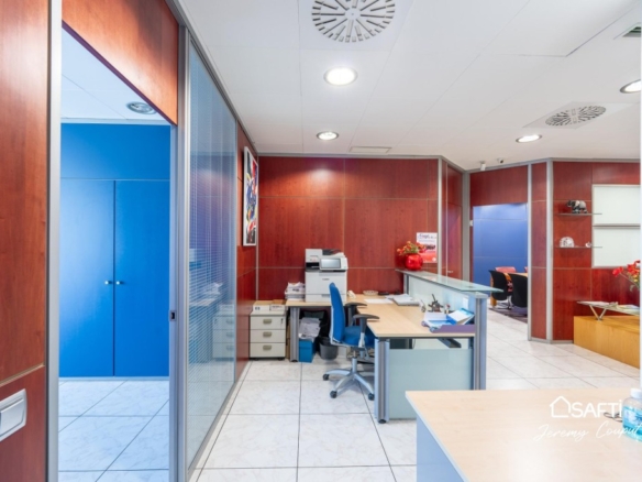 Imagen 2 de Oficinas de 235 m² con terraza y parking en Empuriabrava