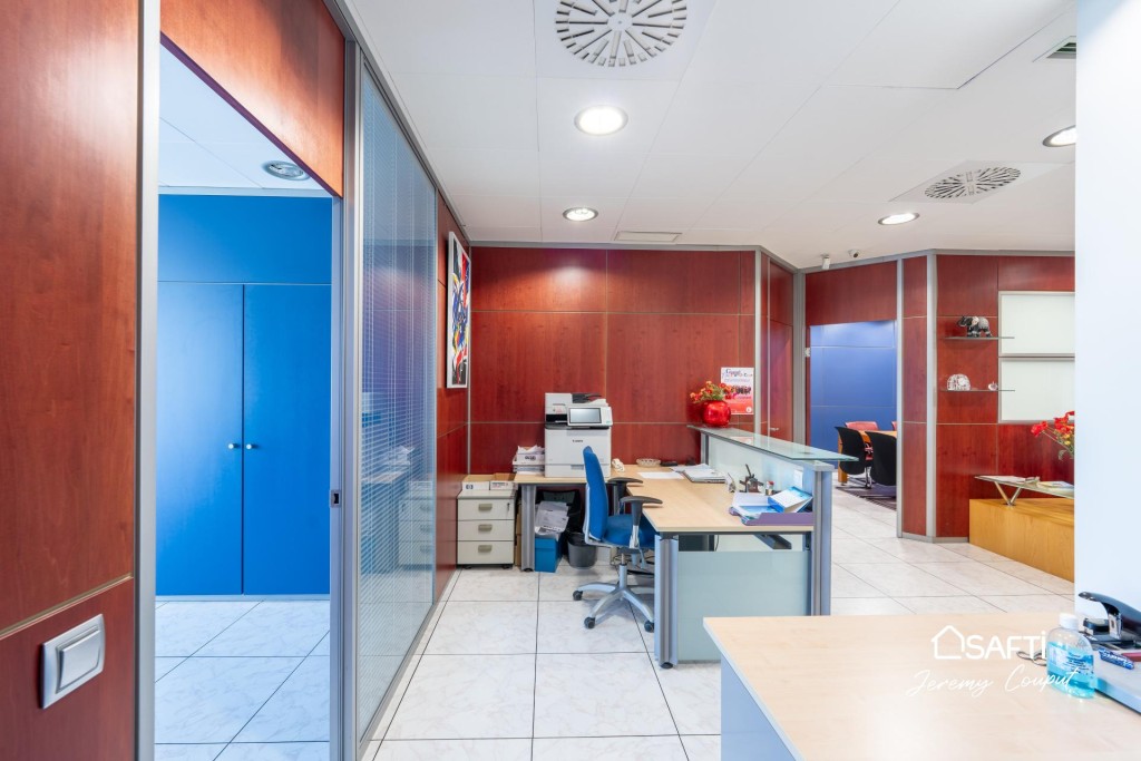 Imagen 2 de Oficinas de 235 m² con terraza y parking en Empuriabrava