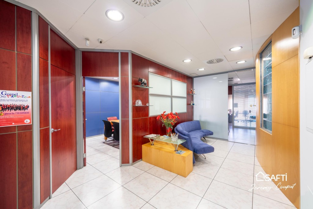 Imagen 3 de Oficinas de 235 m² con terraza y parking en Empuriabrava