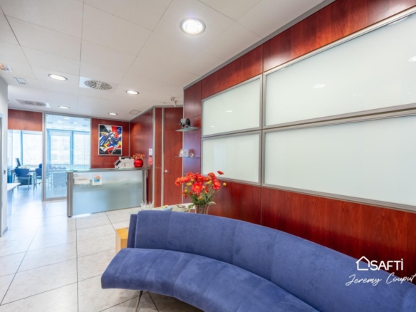 Imagen 4 de Oficinas de 235 m² con terraza y parking en Empuriabrava