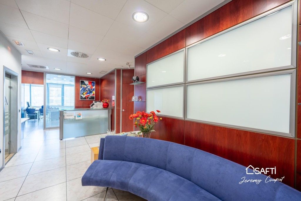 Imagen 4 de Oficinas de 235 m² con terraza y parking en Empuriabrava