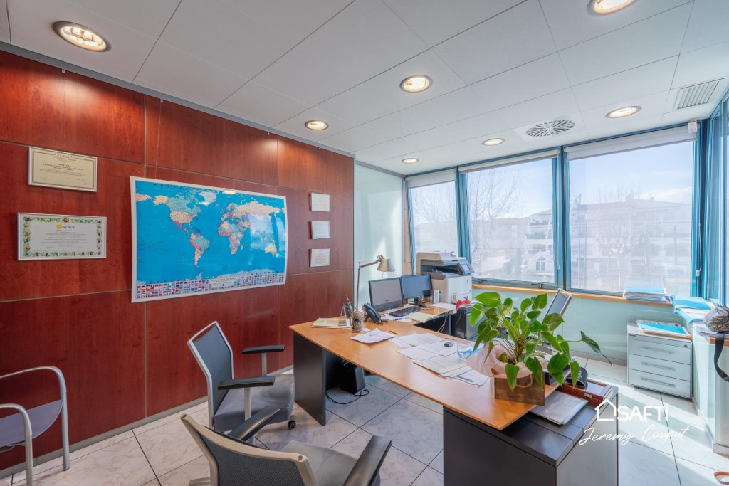 Imagen 1 de Oficinas de 235 m² con terraza y parking en Empuriabrava