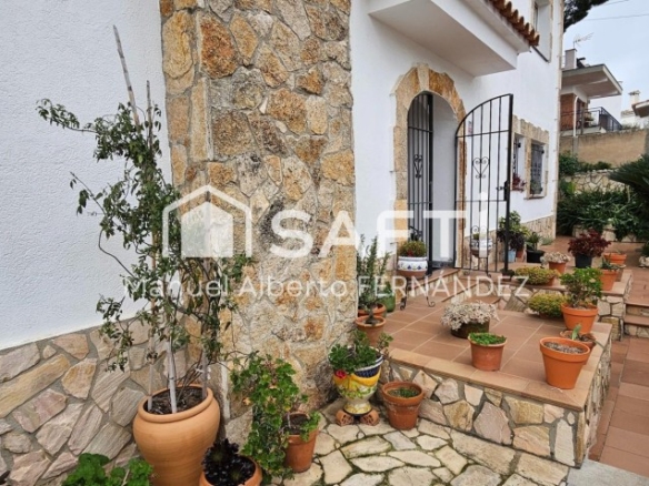 Imagen 1 de SAFTI España les presenta este magnífico chalet a la venta ahora.