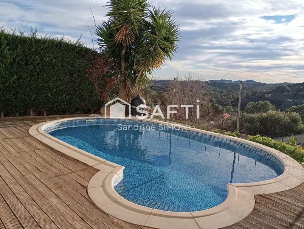 Imagen 1 de Casa con piscina y bonitas vistas despejadas y mar!