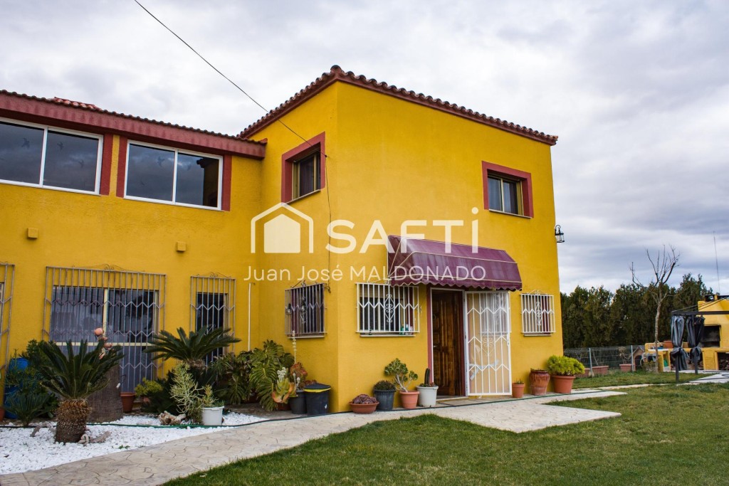 Imagen 2 de Vive el Mar: Tu Chalet Exclusivo en Benicarló ¡Donde el lujo se funde con la brisa marina!