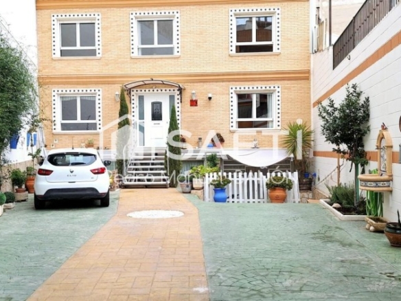 Imagen 2 de IMPRESIONANTE CASA A LA VENTA EN VILLENA DE 455M² SIN COMISION.