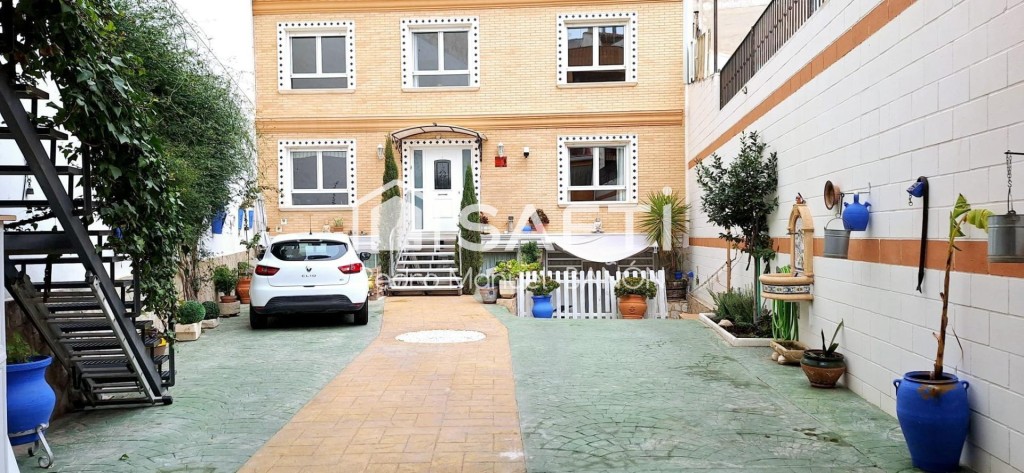 Imagen 2 de IMPRESIONANTE CASA A LA VENTA EN VILLENA DE 455M² SIN COMISION.