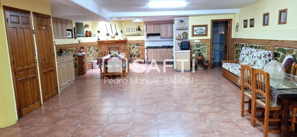 Imagen 3 de IMPRESIONANTE CASA A LA VENTA EN VILLENA DE 455M² SIN COMISION.