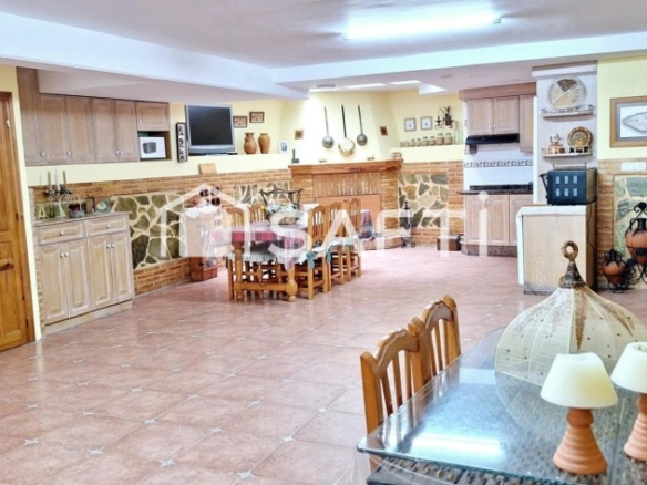 Imagen 1 de IMPRESIONANTE CASA A LA VENTA EN VILLENA DE 455M² SIN COMISION.