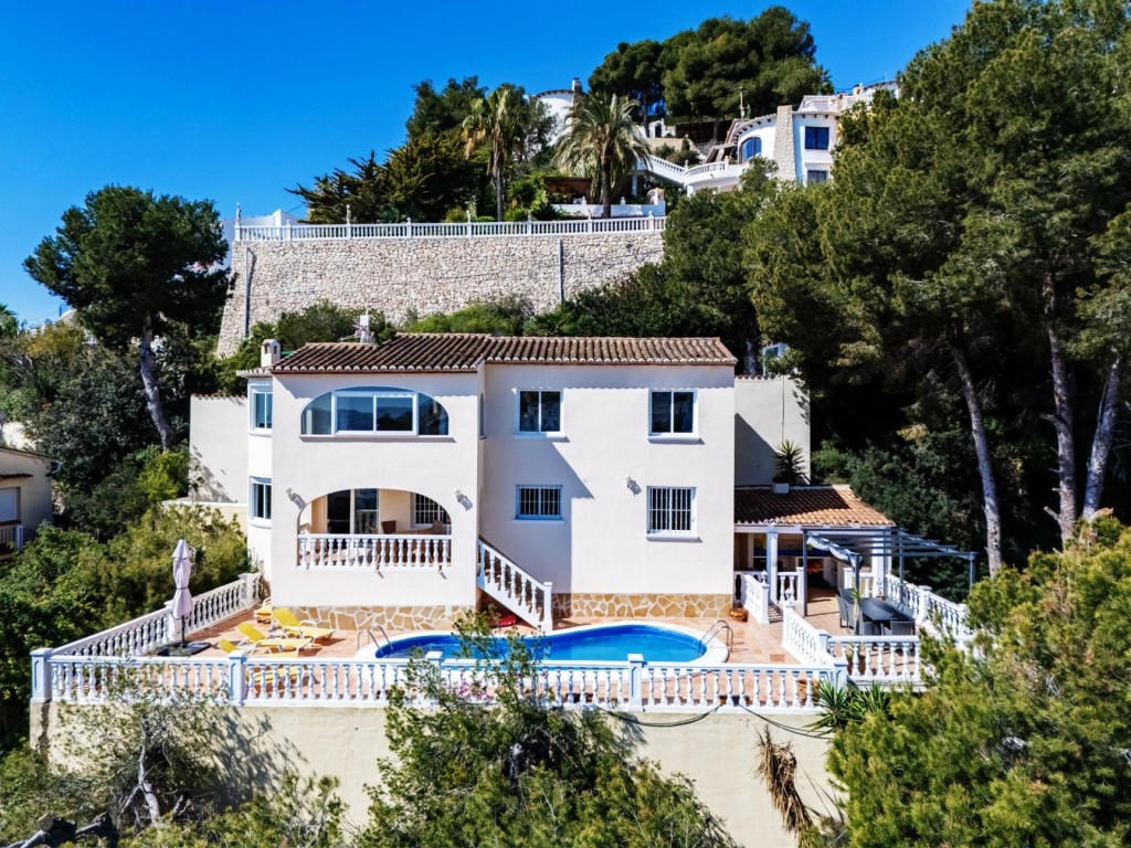 Imagen 2 de ¡Exclusivo chalet con piscina y vistas al mar!