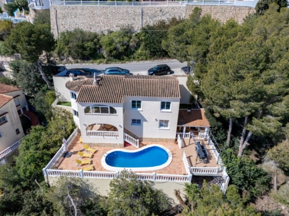 Imagen 3 de ¡Exclusivo chalet con piscina y vistas al mar!