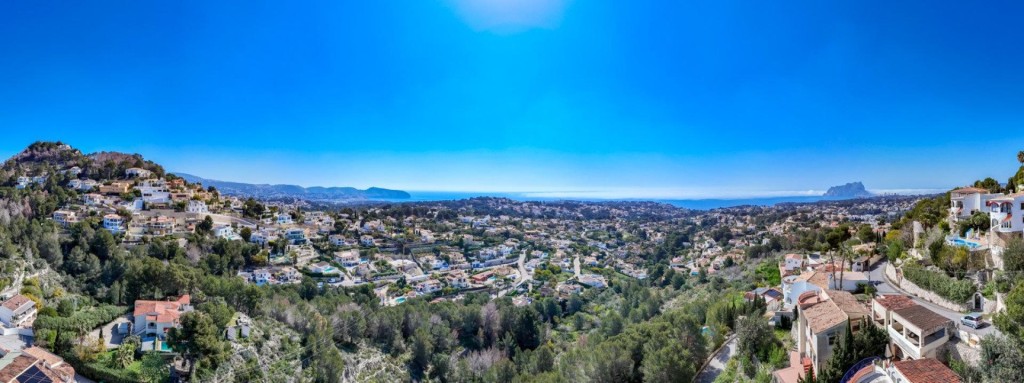 Imagen 4 de ¡Exclusivo chalet con piscina y vistas al mar!