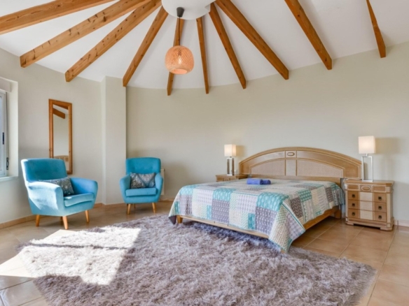 Imagen 1 de ¡Exclusivo chalet con piscina y vistas al mar!