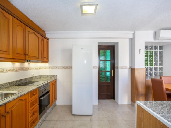 Imagen 4 de Casa reformada con estudio independiente y piscina privada.