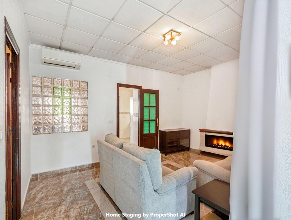 Imagen 1 de Casa reformada con estudio independiente y piscina privada.