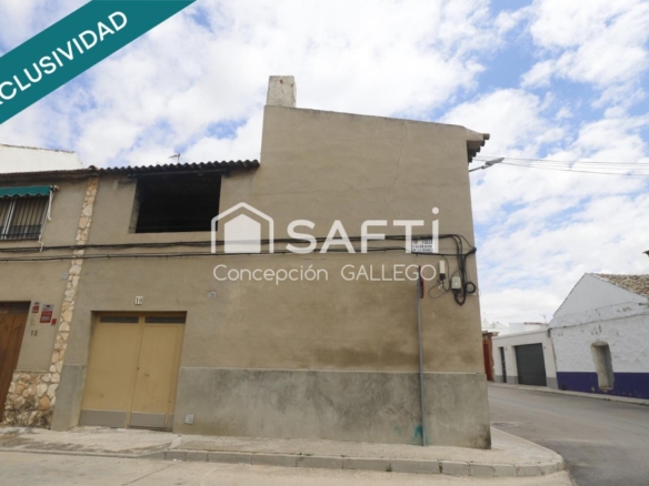 Imagen 2 de ¡Oportunidad única! Casa de dos plantas en esquina con amplios espacios y excelente ubicación.