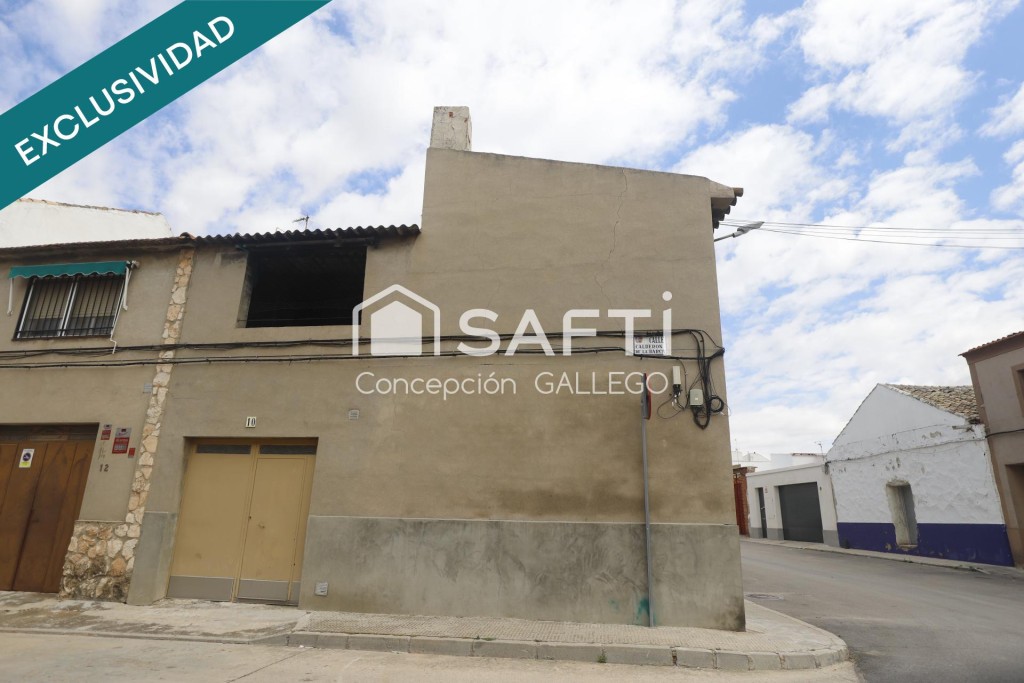 Imagen 2 de ¡Oportunidad única! Casa de dos plantas en esquina con amplios espacios y excelente ubicación.