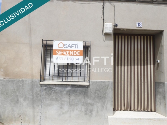 Imagen 4 de ¡Oportunidad única! Casa de dos plantas en esquina con amplios espacios y excelente ubicación.