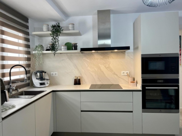 Imagen 3 de PISO PRACTICAMENTE A ESTRENAR EN PLENO CENTRO DE CHICLANA