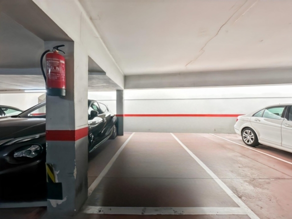 Imagen 2 de Parking amplio en Sant Andreu con extra espacio.