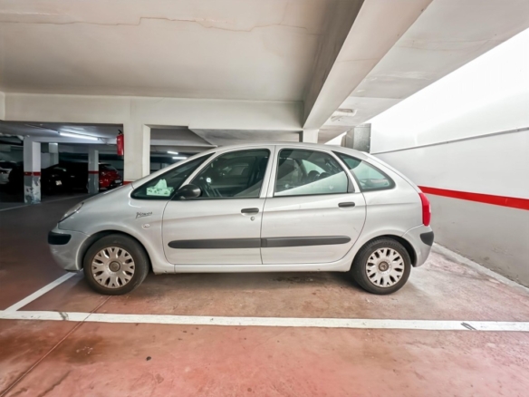Imagen 4 de Parking amplio en Sant Andreu con extra espacio.