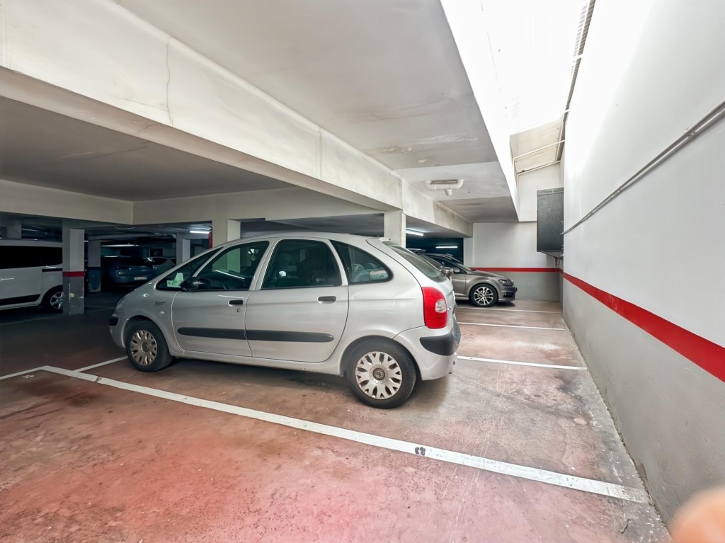 Imagen 1 de Parking amplio en Sant Andreu con extra espacio.