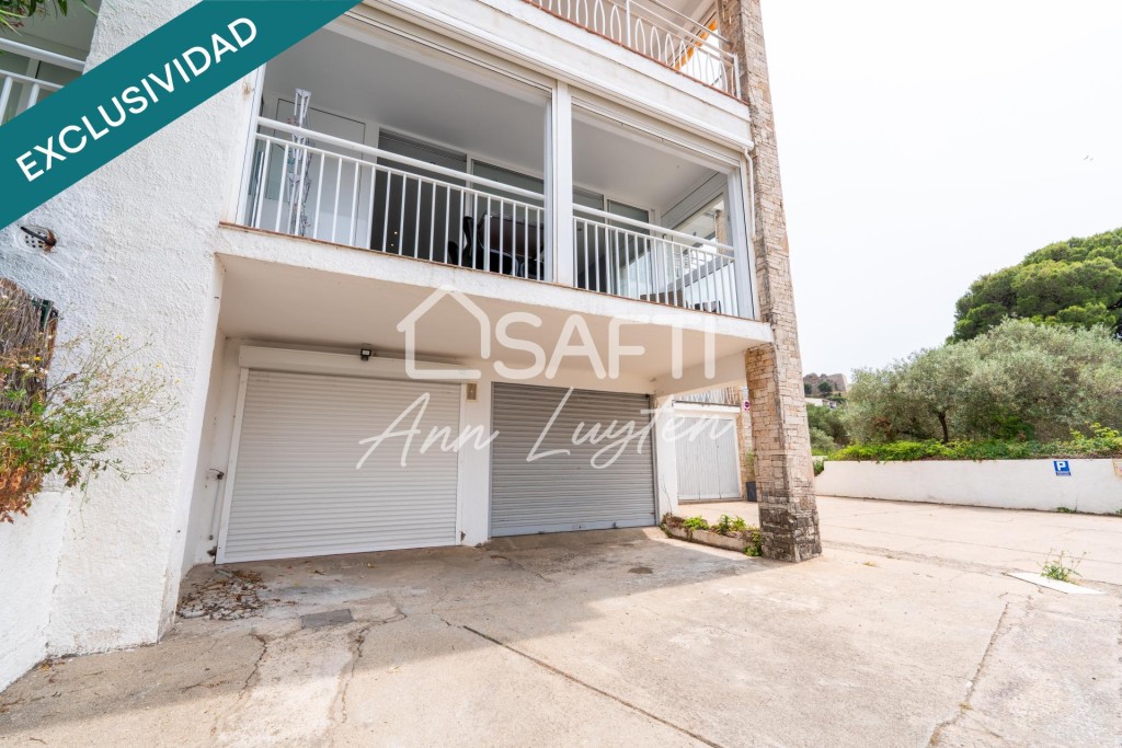 Imagen 2 de Piso renovado con garaje privado 100m playa de Roses