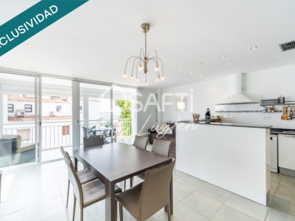 Imagen 1 de Piso renovado con garaje privado 100m playa de Roses