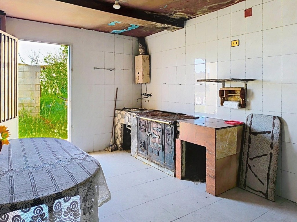 Imagen 3 de Casa para restaurar con huerta cerca de la playa de As Furnas.