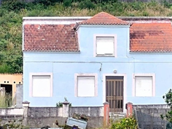 Imagen 1 de Casa para restaurar con huerta cerca de la playa de As Furnas.