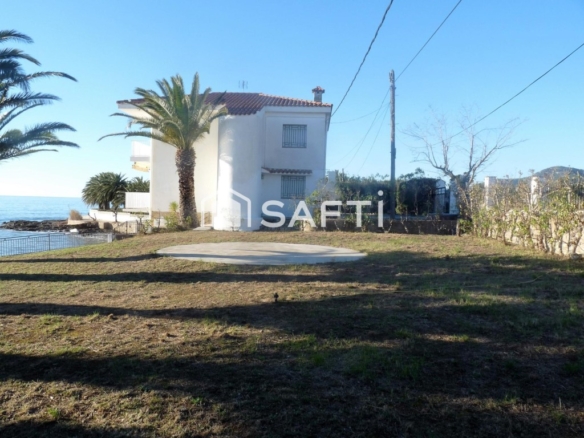 Imagen 2 de EXCLUSIVA VILLA A LA ORILLA DEL MAR! Oportunidad.